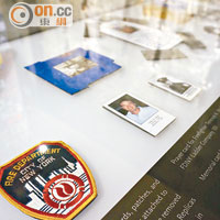 全館展出超過10,000件相關物件，包括紀律部隊徽章、逃難時遺下的眼鏡等。