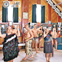 村民手舞足蹈演唱Waiata傳統歌謠，調子輕快動聽。