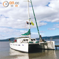 當地有不少租船公司提供往返Manupirua Bay的服務，長53呎的Tiua，屬豪華之選！