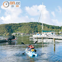 羅托伊蒂湖是水上活動熱點，不時可見到划獨木舟的遊人。