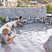 園區設有泥漿池，讓訪客體驗火山泥礦物對皮膚的好處。