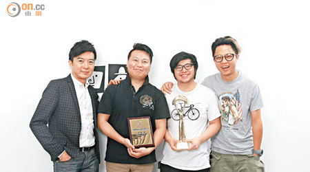 由香港微電影學院創辦人何緯豐博士（左一）率領的香港隊，憑微電影《愛•回來》勇奪紀實攝影銀獎及競賽獎。