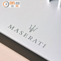 喇叭架底部印有Maserati字樣及廠方三叉戟標誌。