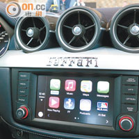 即場以法拉利跑車示範CarPlay，但每次只能接待兩位參觀者入車廂。