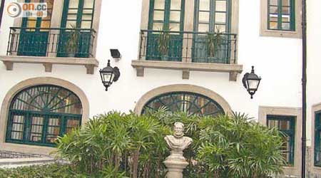 在民政總署大樓內的花園，有葡國詩人賈梅士的雕像。