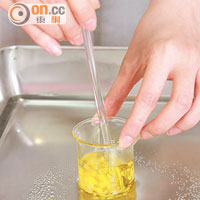 Step 2<br>把水燒熱至攝氏60度，再將量杯放入水中，隔水加熱，並不斷攪動，直至蜜蠟完全溶化。