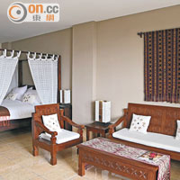 較高級的Jayakarta Suites，床上備有特色的紗簾外，更有寬敞的客廳。