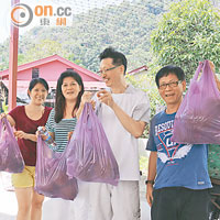 當地不少食客都會專程來到果園入貨，黃生及朋友便掃了20個榴槤。