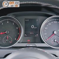 兩圓形錶板中間設有電子顯示屏，行車資訊豐富。