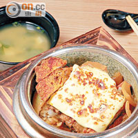李朝園特製石鍋咖喱炸豬扒飯  $68使用傳統韓國石鍋來煮日本傳統甜咖喱，熱辣辣吃還可以吃到飯焦呢。