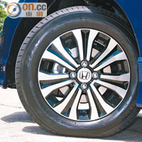 原廠配上15吋輪圈，輪胎尺碼為185/65 R15。
