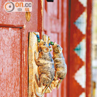 寺廟門把是一對吐寶鼠，故當地人亦稱它為鼠廟。