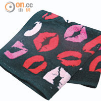 黑×紅色唇印毛巾 $49