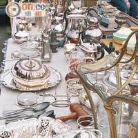 古典銀器餐具是較常見的貨品，但價錢相當參差。