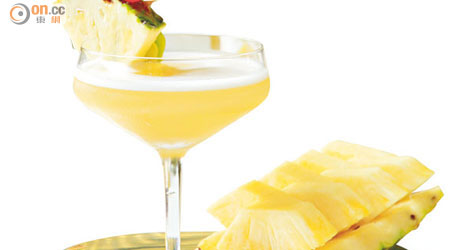 Pineapple Spice $88（a）<br>基調為酒精濃度達50.5%的波本威士忌，混合香梨甜酒、菠蘿、檸檬及芥辣，味道酸甜帶微辛，就像飲果汁般清甜易入口，自問酒量欠佳切記適可而止。