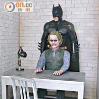 真人大小的蝙蝠俠與小丑雕塑。