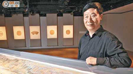 長達8米的《申城新瑞圖卷》乃是徐健國花逾14年完成的作品，筆觸之間盛載上海的城市變化。