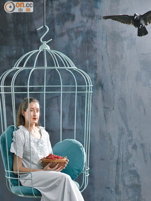 Cageling<br>懸吊式搖椅，外形如開放式鳥籠，配合舒適的坐墊，用家坐在椅上，可悠閒地發個白日夢。