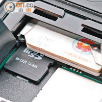 支援雙卡雙待功能，亦可外加microSD記憶卡擴充容量。