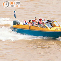 黃河快艇主要載客去羊皮筏碼頭，速度之快，轉眼便到。