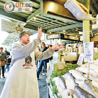 「飛魚」絕技，由歷史悠久的Pike Place Fish Market提供，此乃危險動作，家庭觀眾切勿模仿。