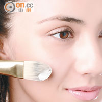 Steps<BR>1.以亮澤的妝前打底霜為肌膚塑造出剔透感。