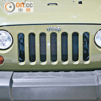 車頭一對大圓燈及七孔直間式鬼面罩是Jeep品牌的標記。