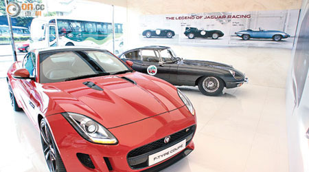 F-Type S Coupe：售價：$1,438,000起<br>全新積架F-Type S Coupe（左）與經典的E-Type於展覽亮相，演繹英式跑車經典美學。