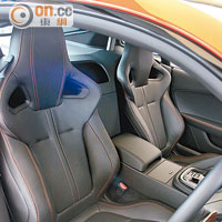 皮革桶椅屬F-Type S Coupe標準裝備，中央還有縫線彰顯動感。
