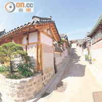 於韓國很多市中心仍可找到傳統的宮殿及房屋（韓屋），有些更改裝成民宿，是體驗傳統文化的好去處。