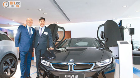 森那美汽車集團（香港）有限公司及寶馬汽車（香港）有限公司香港及澳門董事總經理曾耀民（右）與寶馬集團香港、澳門及台灣進口業務部副總裁Kevin Coon主持BMW i陳列室揭幕儀式。