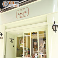 小店門面充滿南法風情，淡綠色的設計給人一種優雅的感覺。