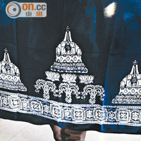 入廟前下身要先圍上傳統的藍色圍巾，表示對神明的敬意。
