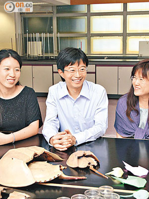 英華書院的老師Miss Chow（右一）發現保母計劃十分有趣，於是與Miss Wong（左一）及蔡Sir支持學生參與。