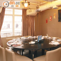 樓上2間VIP房可以打通方便包場，餐廳更設有酒席菜單以配合。
