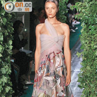 希臘式晚裝長裙強調質料對比，圖案靈感來自Pre-Raphaelite畫派與藝術家作品。