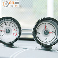 雙圈式轉數錶（左）及時鐘，是smart fortwo的標準配備。
