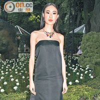 中國超模秦舒培露肩晚裝佩戴寶石鑽石頸鏈，展現簡潔瑰麗。