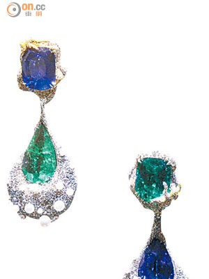 Odyssey耳環的創作靈感來自已故著名西班牙建築師高廸作品，鑲配梨形與枕形的藍寶石與哥倫比亞綠寶石。