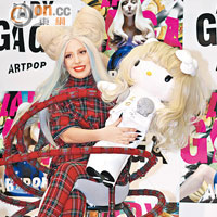 人氣の見證<br>星級粉絲Lady GaGa曾於Hello Kitty誕生35周年時變身Kitty拍攝紀念照。