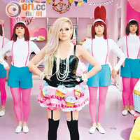 Avril Lavigne於新歌《Hello Kitty》不斷大唱Hello Kitty好可愛。
