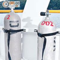 大型氧氣樽<br>潛沉船停留於水底嘅時間較長，建議玩家選用大型氧氣樽（左）。