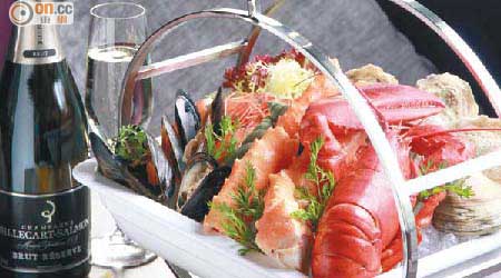 由大廚精挑細選的海鮮拼盤，每位客人均可以吃到半隻波士頓龍蝦、新鮮生蠔、蟹腳及虎蝦等，十分豐盛。