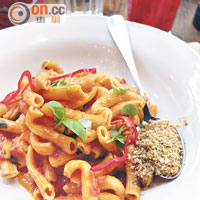 Penne Arrabbiata $65/Regular、$110/Large<br>素食意粉，自家製的通粉每條長短不一，雖用上辣椒做醬汁，不過辣味很輕，還有麵包糠來增加脆口感。