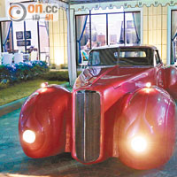 40年代出產的卡特力豪華轎車，成了酒店的招牌。