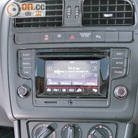 中控台設有5吋彩色觸控顯示屏，可顯示泊車圖像。