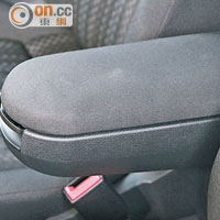 Comfortline的前排座椅設有中央扶手，長途駕駛更舒適。