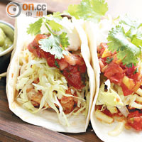 Chicken Taco $110 <BR>Taco脆口，包着香辣雞肉，蘸沙沙醬、酸忌廉和牛油果醬，灑上芝士，辣得清新。