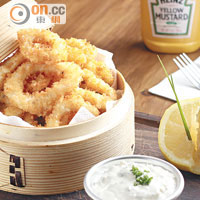 Calamari Rings $135<BR>以中式點心籠作盛器，有趣添玩味，魷魚圈炸得金黃香脆，蘸上微酸他他醬和檸檬汁，鮮香味美。