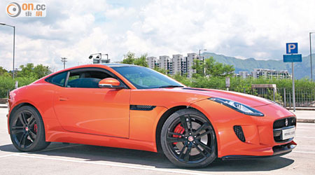 全新Jaguar F-Type S Coupé透過流暢的造型，散發英式跑車韻味。